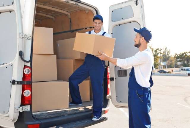 professionelle Entladung des Transporters